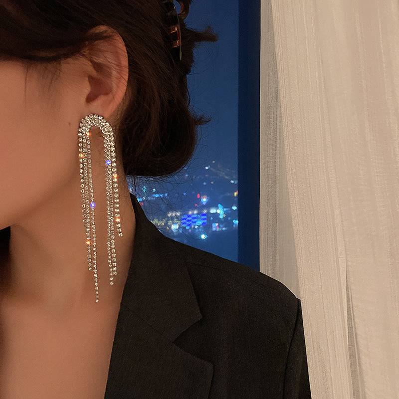 Orecchini con pendenti a piuma in oro bianco 18k con diamanti bianchi e brown | GV Orecchini con pendenti a piuma in oro bianco 18k con diamanti bianchi e brown | GV